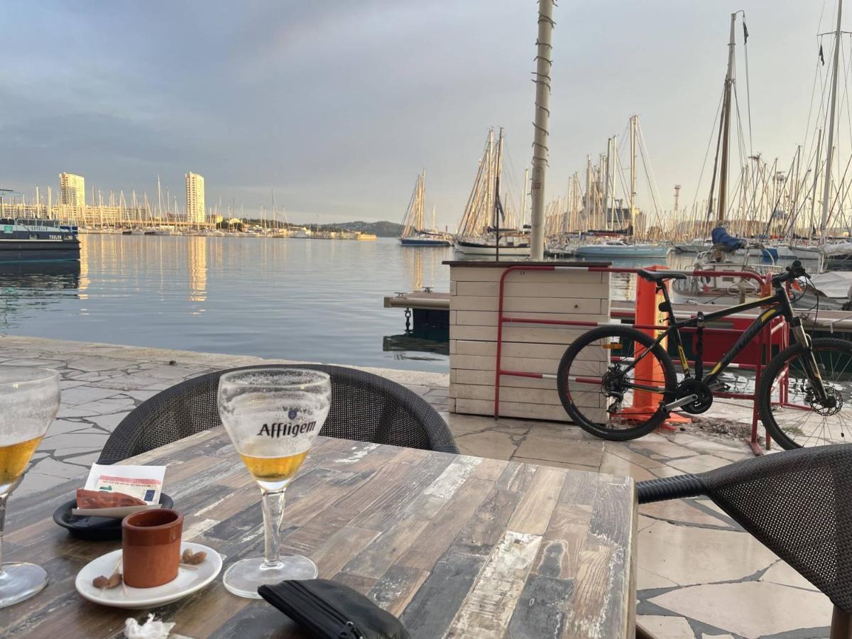 Appartement Mignon Calme Douillet Ascenseur Clim Etage Eleve Proche Parking Et Toutes Commodites Au Coeur Du Toulon Historique Exteriör bild