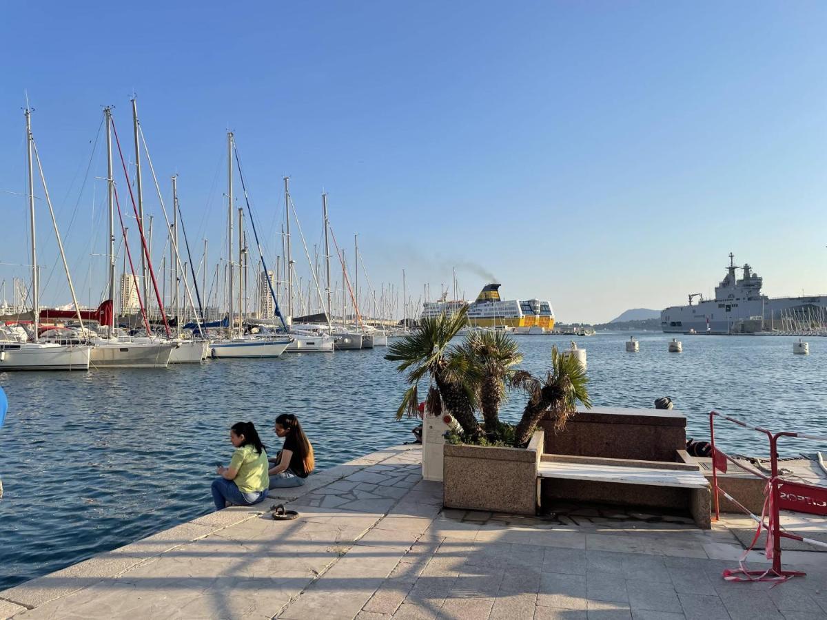 Appartement Mignon Calme Douillet Ascenseur Clim Etage Eleve Proche Parking Et Toutes Commodites Au Coeur Du Toulon Historique Exteriör bild